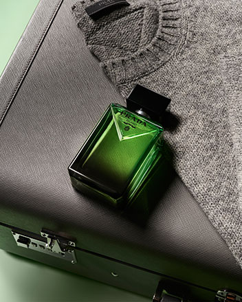 برادا تكشف النقاب عن عطرها الرجالي الجديد PRADA PARADIGME